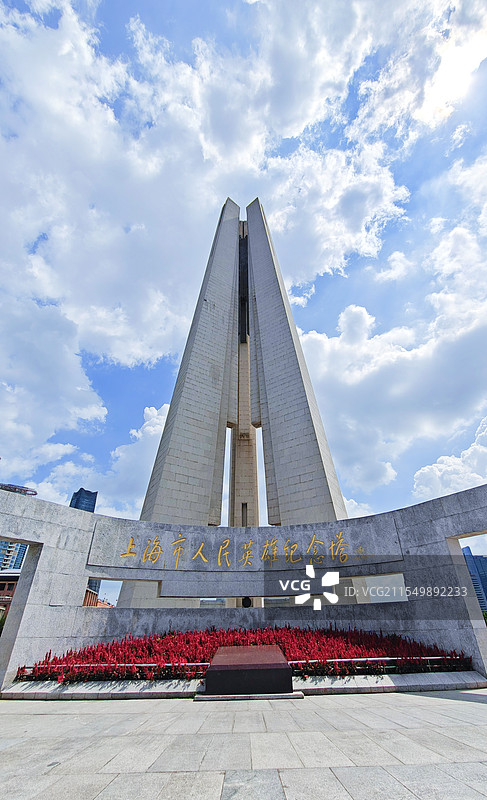 蓝天白云下的上海市人民英雄纪念碑图片素材