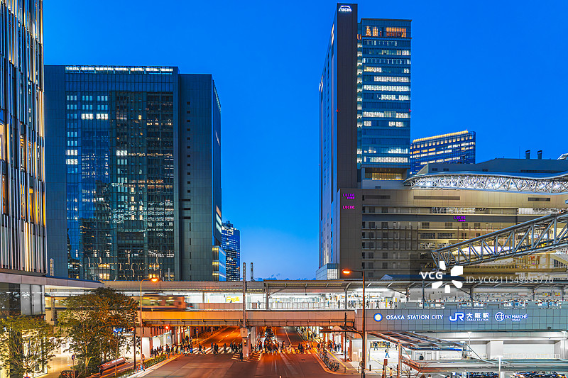 日落蓝调时分的日本大阪站城市风光图片素材