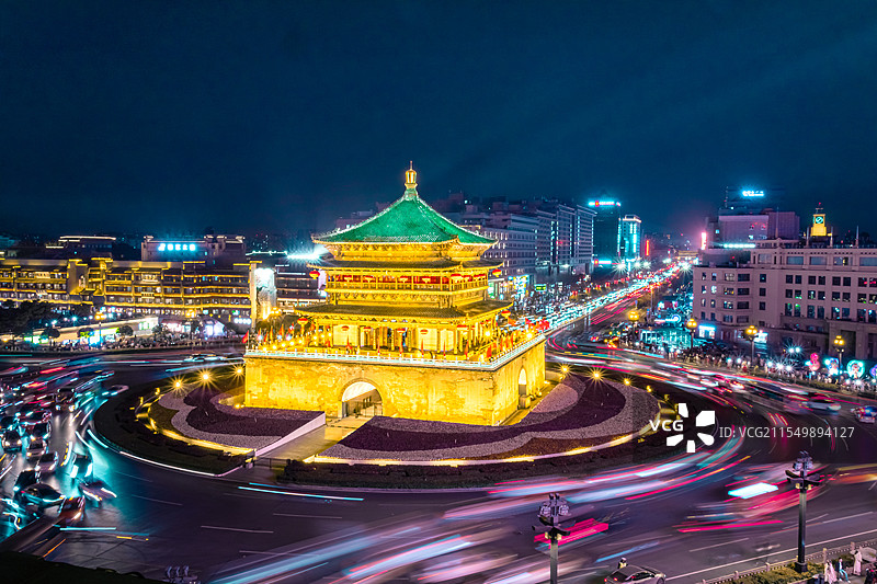 西安钟楼车水马龙的夜景图片素材