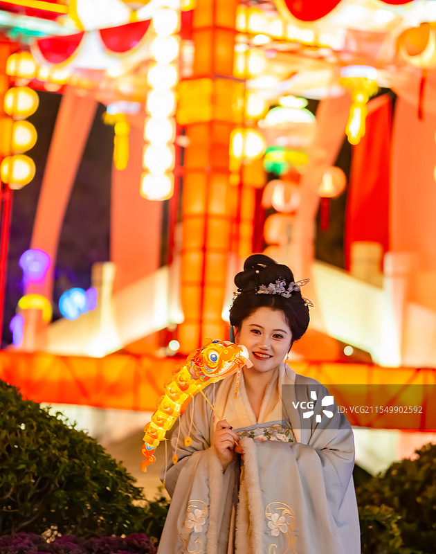 看秦淮灯会的汉服女人图片素材