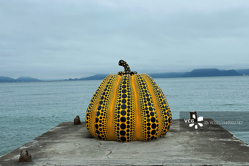 濑户内海的南瓜雕塑图片素材