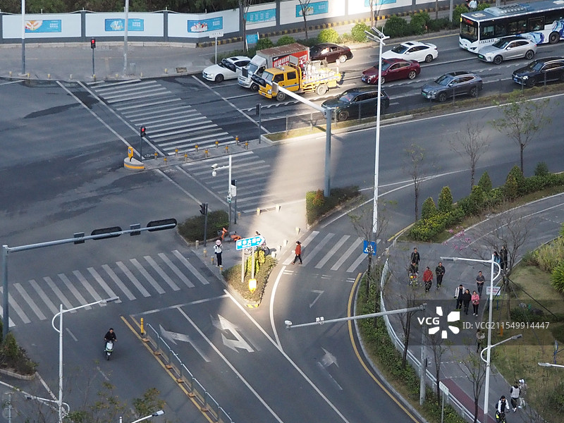 2025年2月9日傍晚时分广东深圳坂李大道的十字路口新年后又恢复了了繁忙的景象图片素材