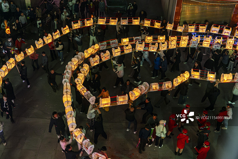 尤溪县岭头村，每年的正月初三、十五元宵节都会举行迎龙灯民俗活动，图为乙巳年初三晚活动现场。图片素材