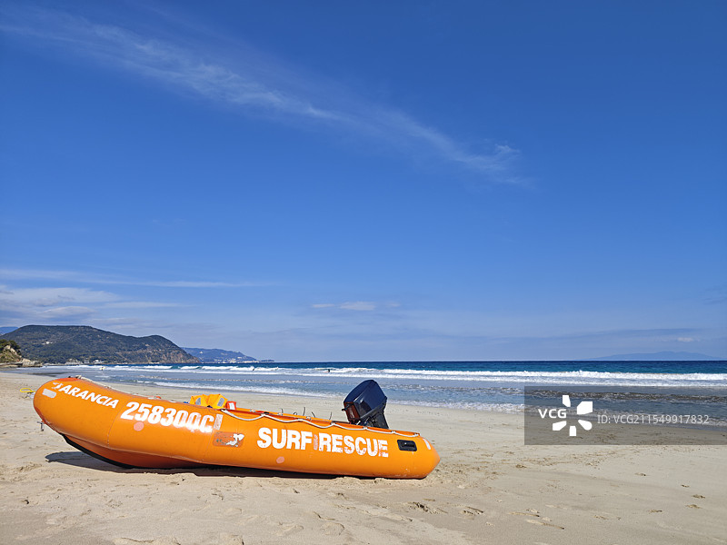 海面沙滩和救生船图片素材