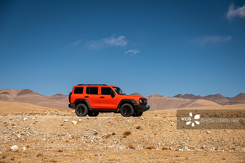 行驶在西藏无人区路上的坦克300图片素材