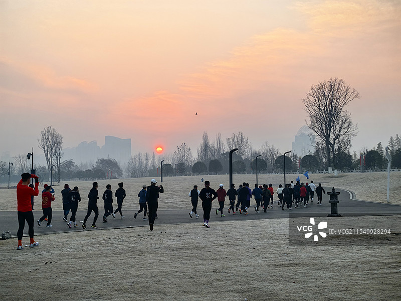 迎着朝阳跑步的人们图片素材