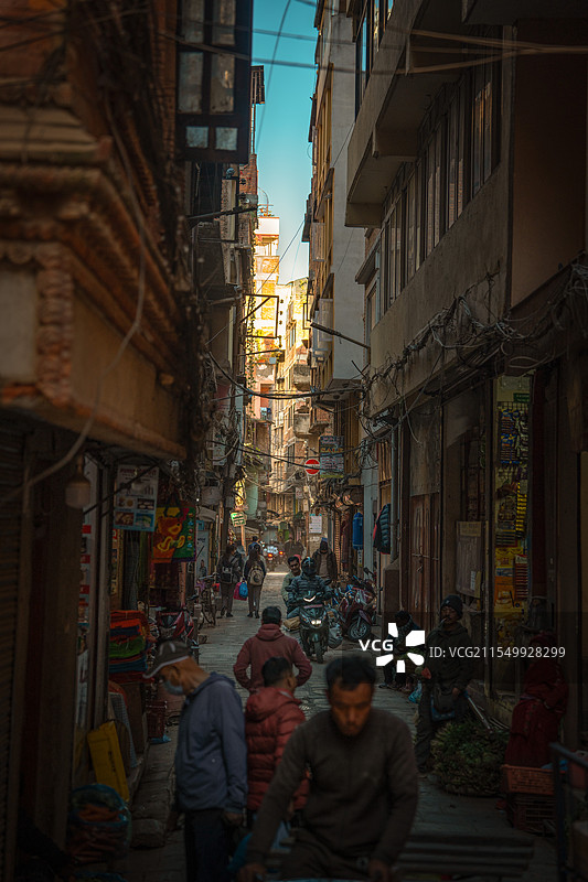 一束光，摄入尼泊尔狭窄的小巷图片素材