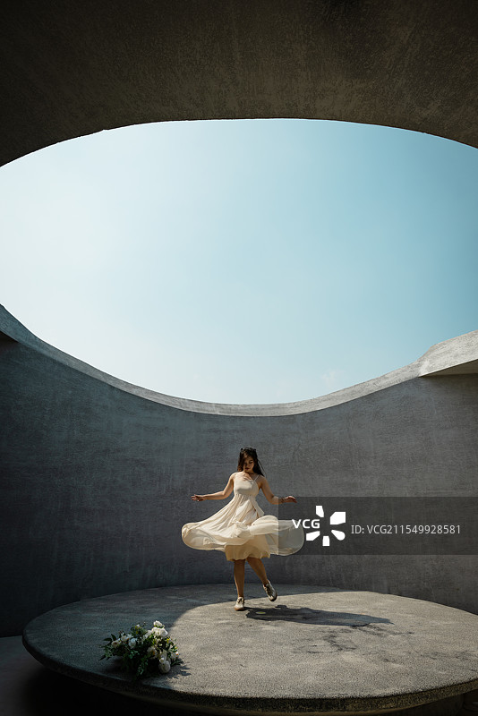 年轻的女人在跳舞图片素材