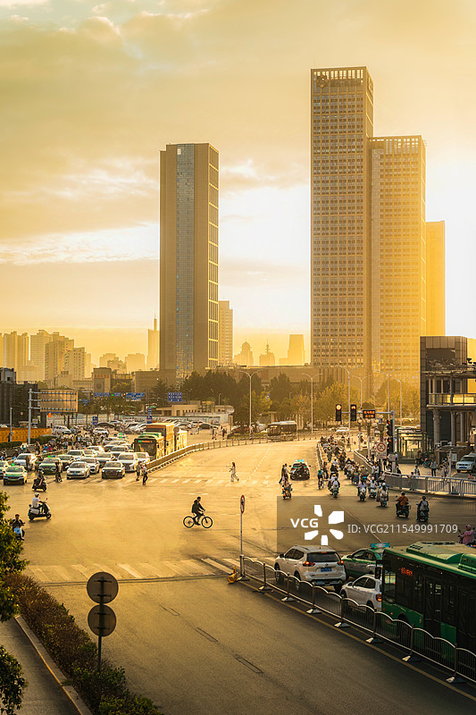 暮光下的郑州市二七区图片素材