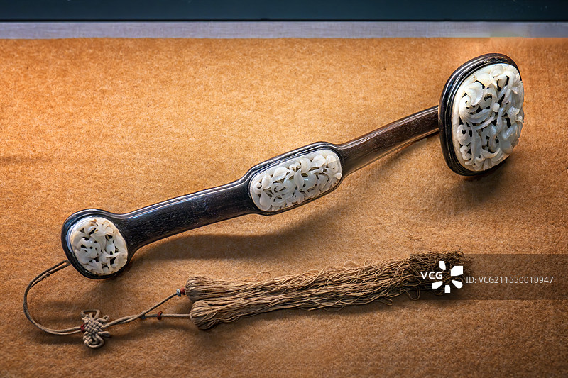 南通博物苑藏  清乾隆 镶红木玉如意图片素材