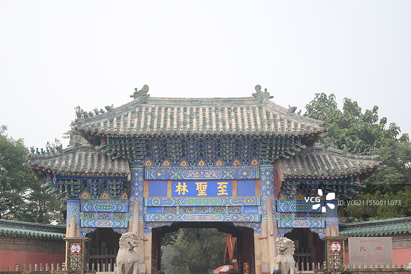 中国国内著名旅游景点摄影主题，山东省济宁市孔子的故乡曲阜孔林孔庙孔府至圣林牌坊，户外白昼无人图像摄影图片素材