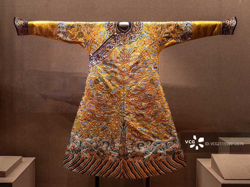 北京艺术博物馆藏 清乾隆 明黄色缎绣彩云金龙纹龙袍图片素材