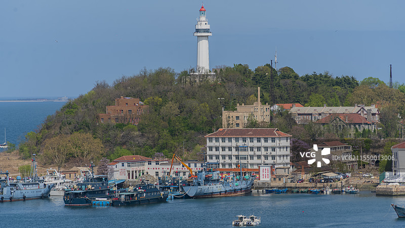 山东省烟台市芝罘区烟台山蓝天城市建筑自然风光图片素材