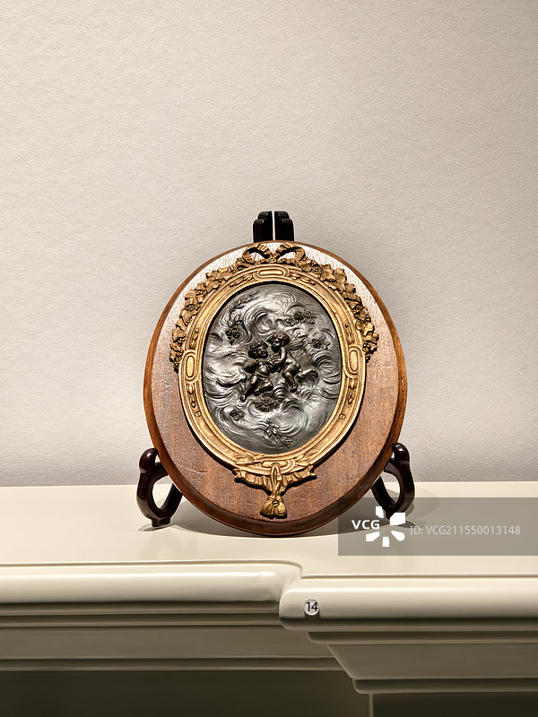 铜浮雕天使挂盘图片素材