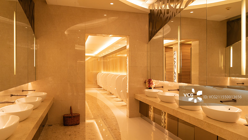 现代的卫生间设计配有时尚的洗脸盆图片素材