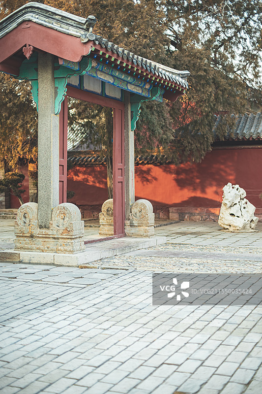 中国山东泰安泰山区泰山旅游景区著名景点，古代建筑行宫岱庙里的古典式门拍摄主题，户外无人图像摄影图片素材