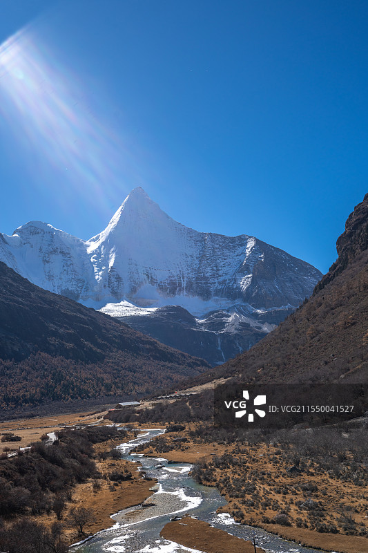 稻城亚丁：央迈勇雪山正面竖拍图片素材