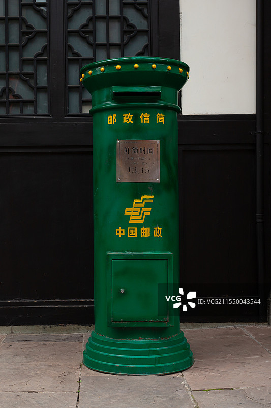 街边怀旧的邮政绿色邮筒 信箱 邮局 邮箱图片素材