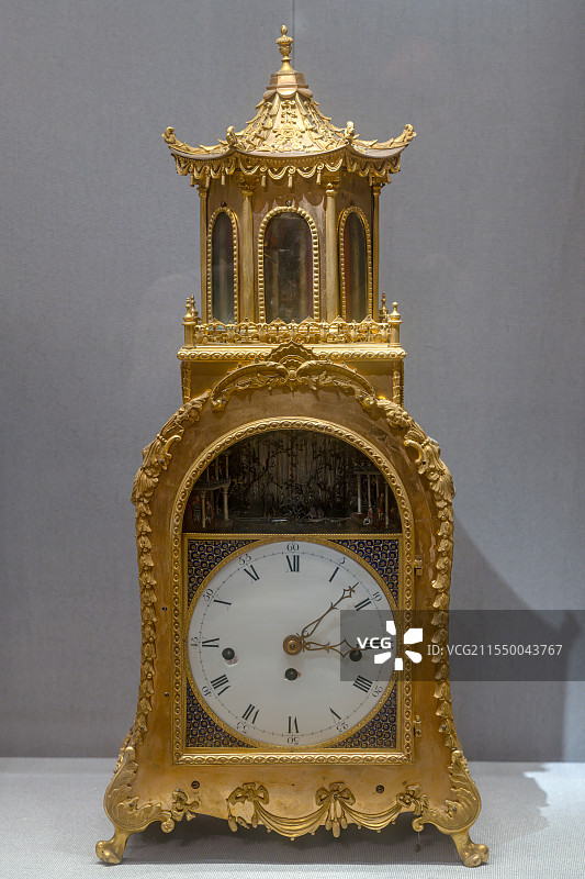 南京博物院-清苏州造镀铜金卷帘式人物敲钟图片素材