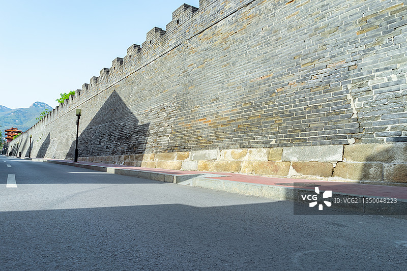 中国山东泰安著名景点泰山旅游风景区，岱庙行宫沧桑而高大的城墙和路边的马路，户外白昼无人图像摄影图片素材