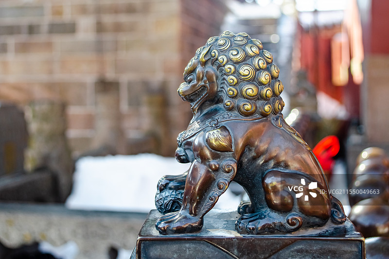 中国非都市风光拍摄主题，山东泰安市国内著名景点泰山风景区，碧霞祠寺庙里成一排的铜制金属质感的狮子雕塑图片素材