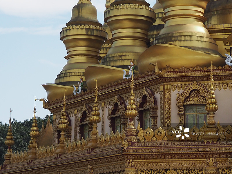 2024年11月5日云南西双版纳勐泐大佛寺的山顶金碧辉煌的大金塔的建筑特写图片素材