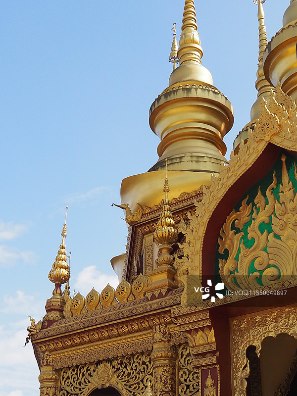 2024年11月5日云南西双版纳勐泐大佛寺蓝天下的山顶金碧辉煌的大金塔的建筑特写图片素材