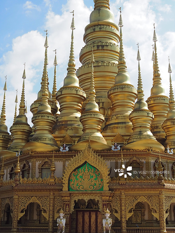 2024年11月5日云南西双版纳勐泐大佛寺蓝天下的山顶金碧辉煌的大金塔的建筑特写图片素材