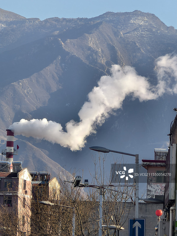 袅袅炊烟，线条与山脊线正好平行图片素材