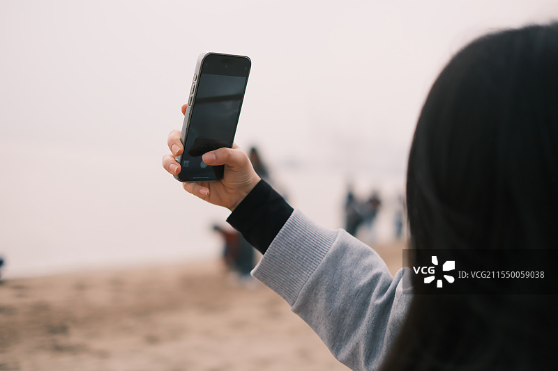 手持手机自拍图片素材