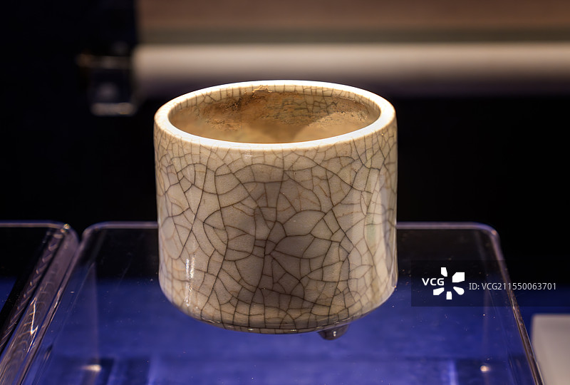 南通博物苑藏 清乾隆 仿哥釉筒式三足炉图片素材