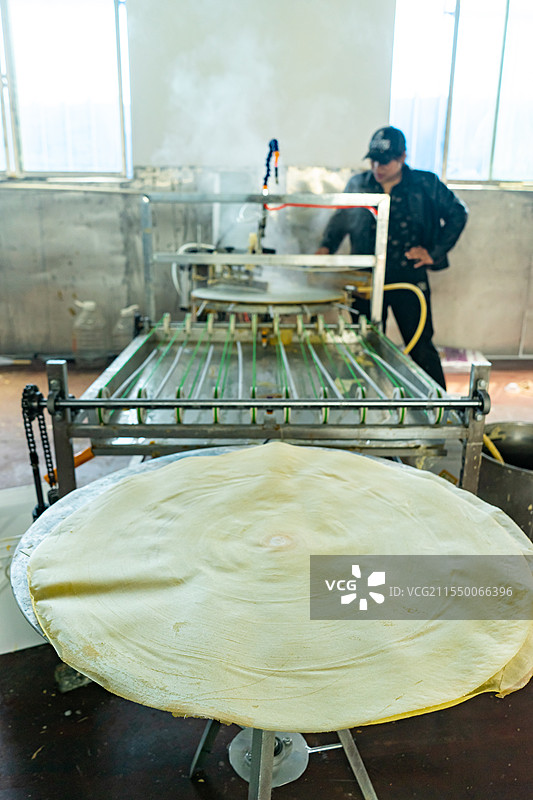 中国餐饮行业饮食产业，传统经典中国食品美食拍摄主题，工厂正在自动制作山东煎饼卷的机器，室内无人图像图片素材