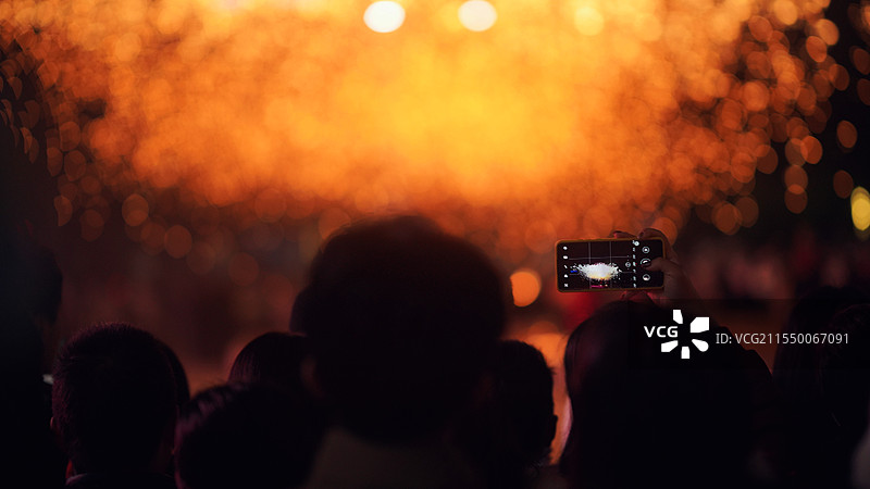 等待新年的人们，火光闪耀图片素材