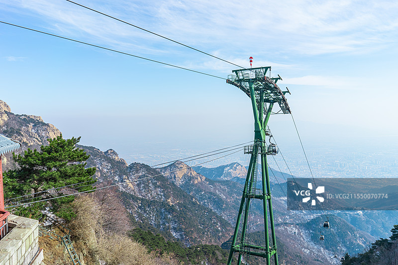 中国非都市风光拍摄主题，山东省泰安市国内著名景点泰山风景区，南天门索道，户外白昼无人图像摄影图片素材