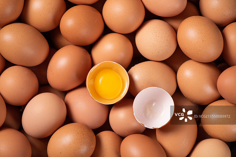 新鲜鸡蛋和破壳蛋黄特写图片素材