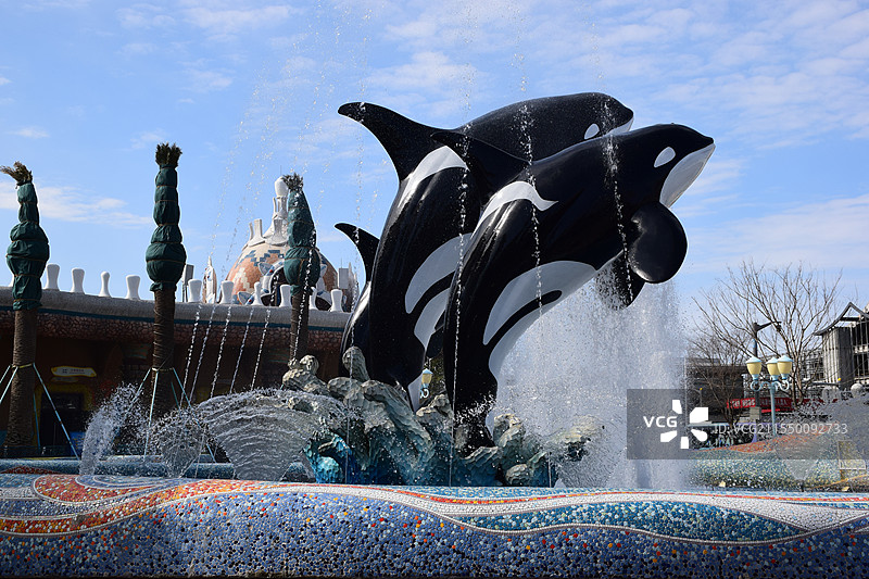 上海临港海洋公园大门处三只虎鲸造型建筑图片素材