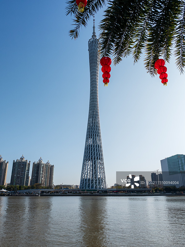 红灯笼装点的广州塔（俗称“小蛮腰”）图片素材
