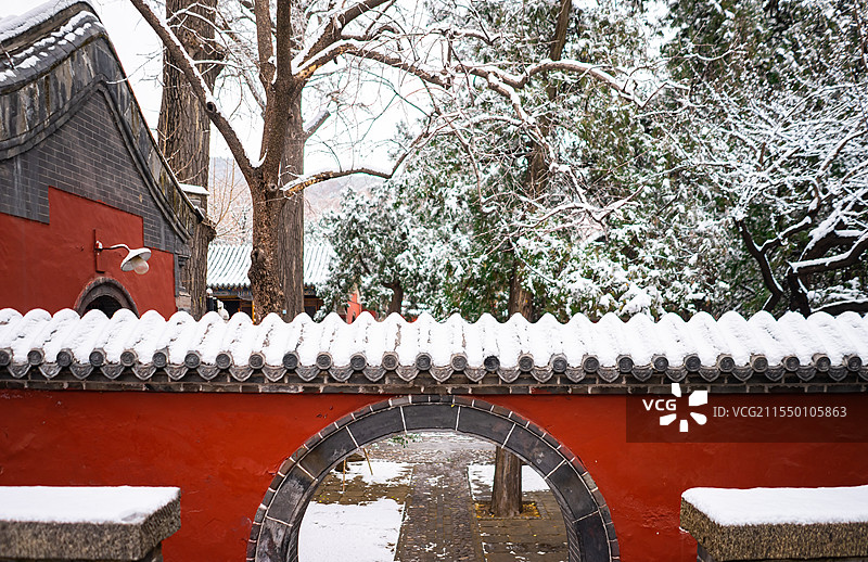 中国山东省泰安市泰山旅游风景区著名景点，普照寺寺庙公园古典风格公园月亮门入口，户外白昼无人图像摄影图片素材