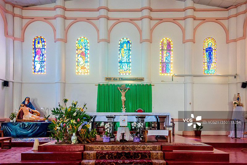 非洲法属留尼汪萨拉济小镇圣母升天教堂内景图片素材