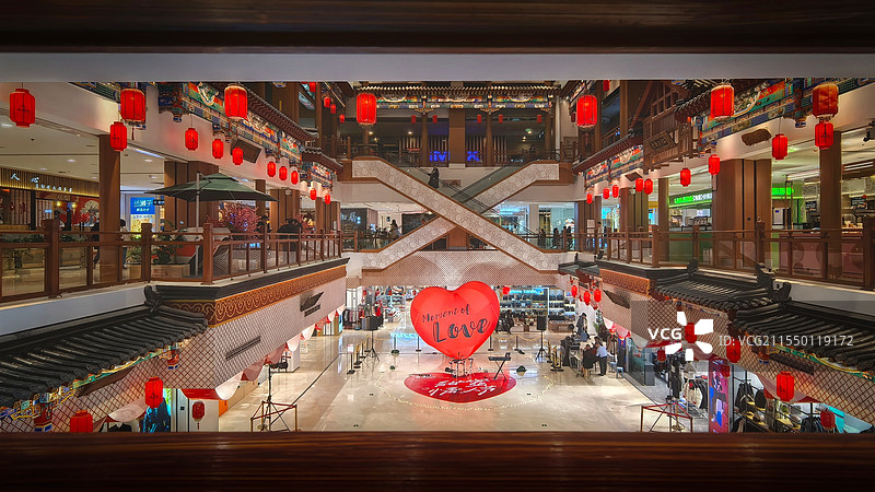 百货商场内部场景情人节爱心红色气球图片素材