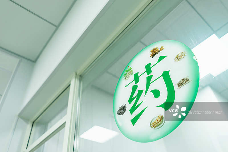 中国医药行业服务拍摄主题，药店药房里明亮的环境和货架上的药物药品，室内无人图像摄影图片素材