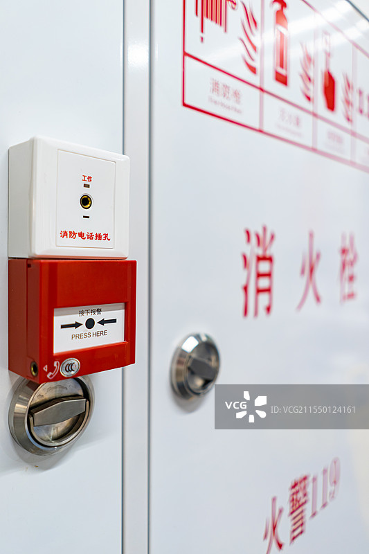 中国写字楼办公室室内环境拍摄主题，白色柜子里的消防栓设备用品，室内无人图像摄影图片素材