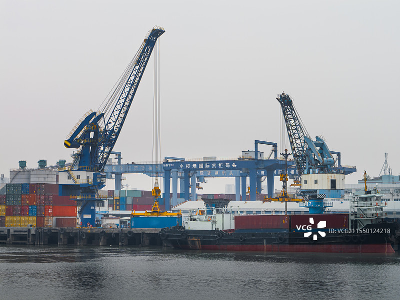 货运码头集装箱与吊机图片素材