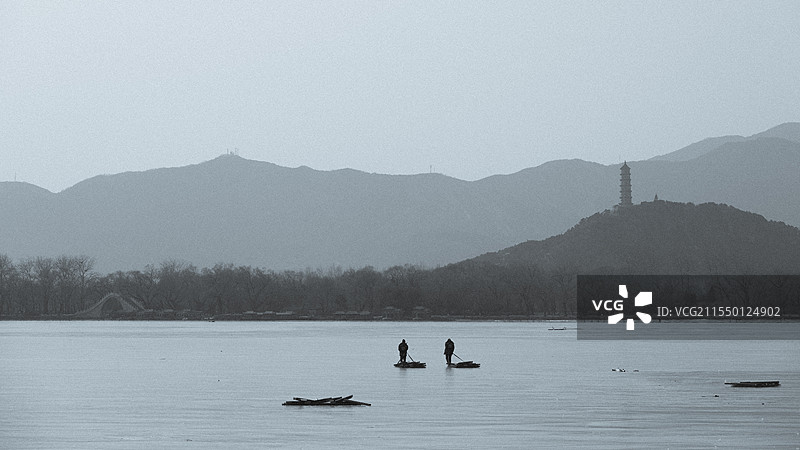 冰封昆明湖上的工人图片素材