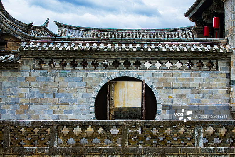 中国云南省红河哈尼族彝族自治州建水县西庄镇团山村民居建筑景观图片素材