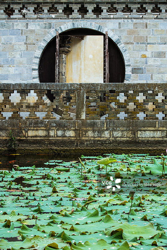 中国云南省红河哈尼族彝族自治州建水县西庄镇，团山村民居建筑景观图片素材