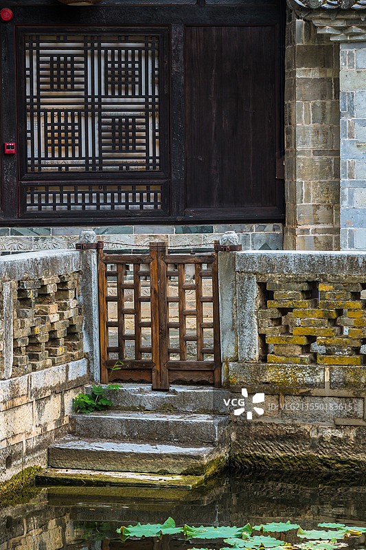中国云南省红河哈尼族彝族自治州建水县西庄镇，团山村民居建筑景观图片素材