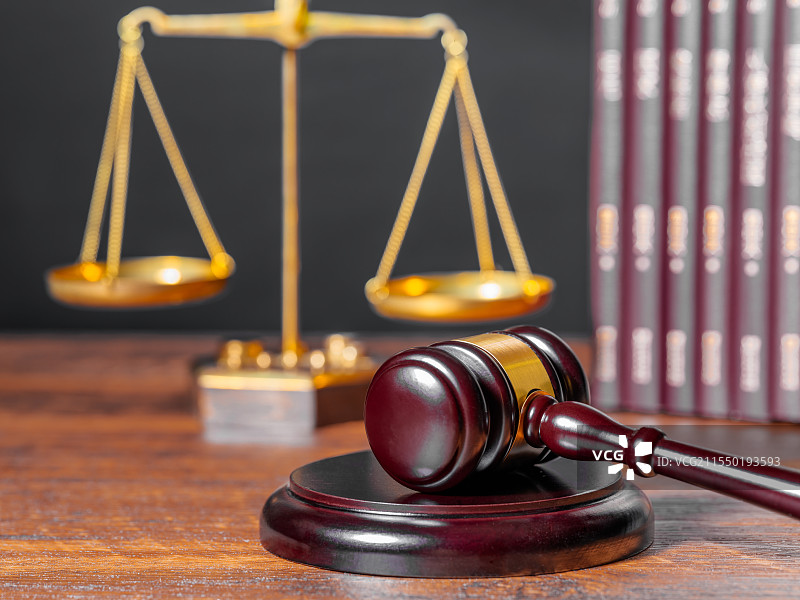 法槌与天平、法律书籍背景图片素材