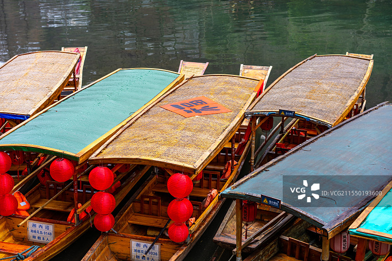 春节湖南凤凰古城沱江上的船，贴有“福”字等具有节日气息图片素材