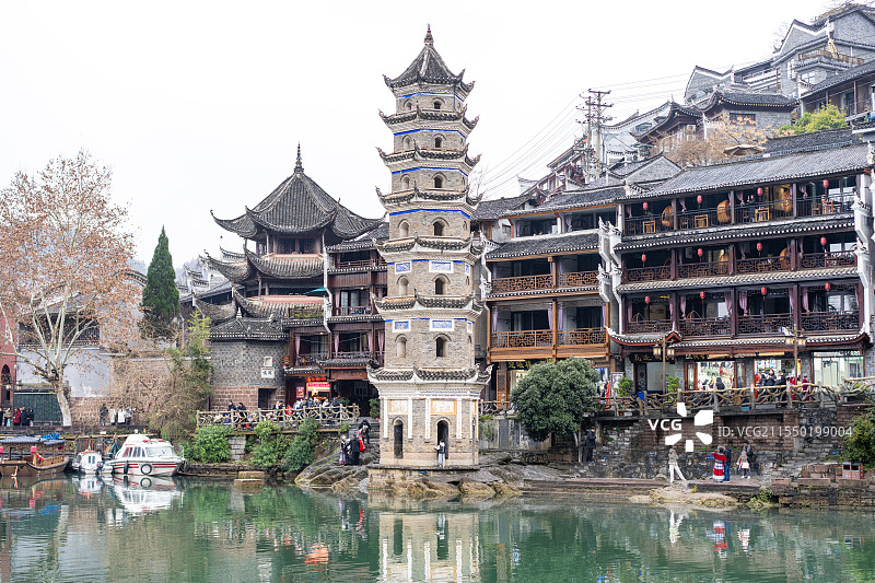湖南湘西州凤凰古城沱江畔万名塔风景图片素材